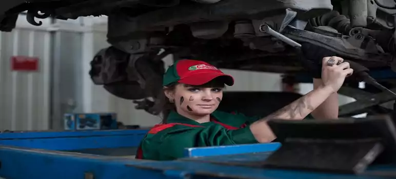 a-professional-car-mechanic-is-on-job-at-her-workshop-car-mechanic-kaise-bane