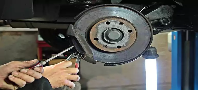car-mechanic-kaise-bane-a-car-mechanic-is-changing-the-brake-shoe-for-a-car